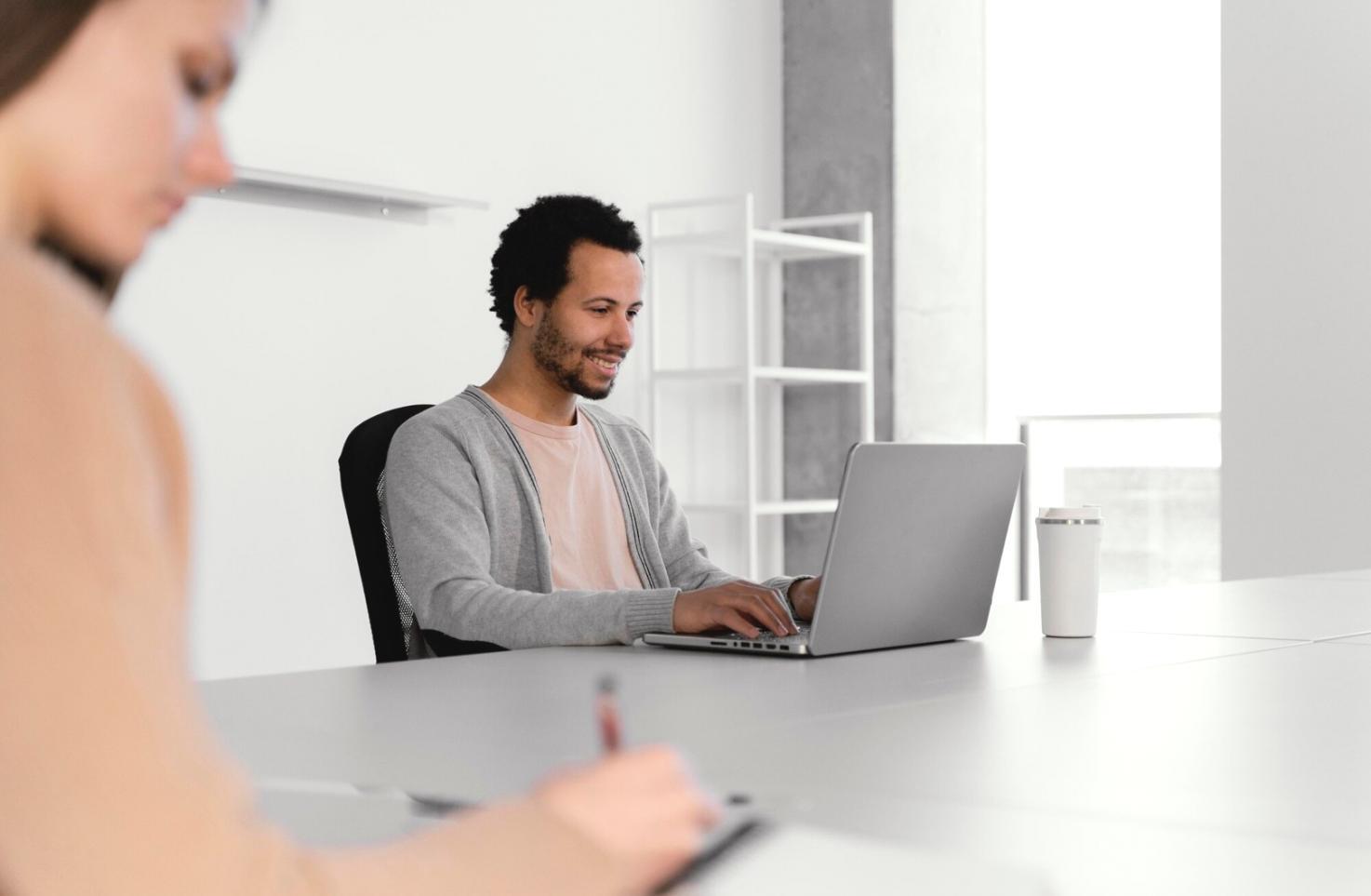 Espace de travail moderne et organisé pour l'apprentissage à distance