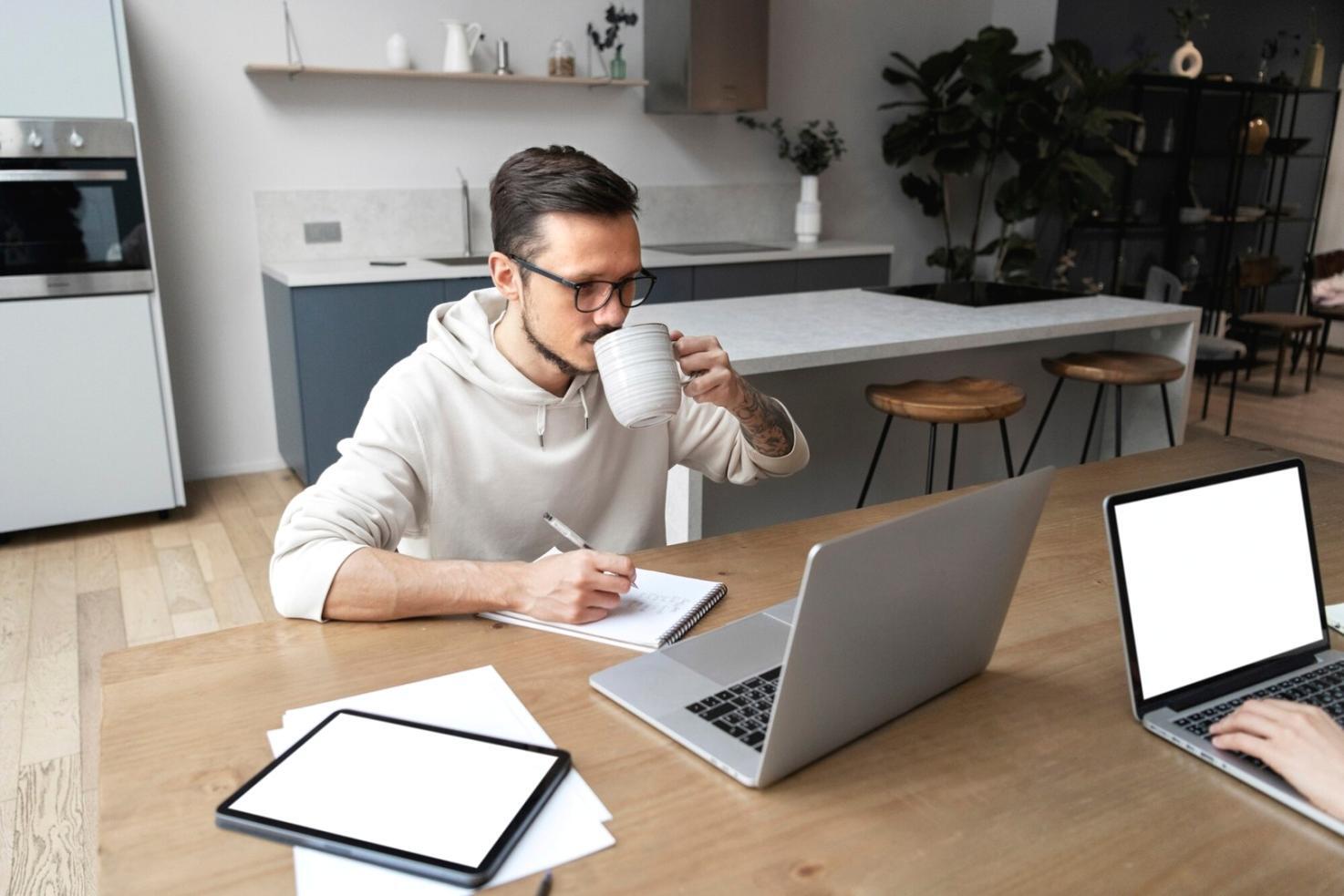 Conseiller financier expliquant des stratégies d'investissement lors d'une consultation personnalisée